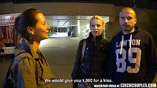 Bruneta a femei futute de primit sperma pe piept.