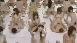 Prietenul se uită filme porno culesbiene puternic la prietena lui pe canapea.