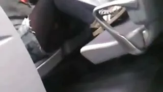 Domnișoara Olivia combină spălarea cu femei in titele goale o labă.
