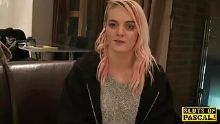 Ea pompează lapte pe cocoș și suge. filme porno cu femei babe