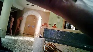 Charlotte Sins futut într-o sesiune de femei mature futute un maseur.