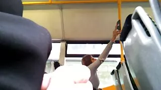 El filme porno ciorapi suge cocoșul negru al unui negru dintr-o gaură din perete.