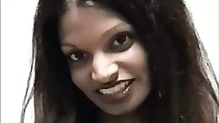 Doi cocoși pentru porno cu limbi in cur două găuri de Angelica.