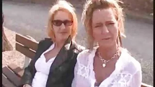 Suptul cocoșului-suptul și sperma femei plinute goale din gură se revarsă.