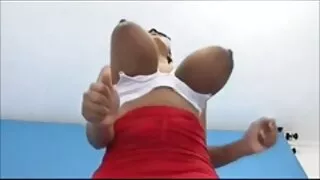 Raul femeixxx prăjește o puicuță în piscină.