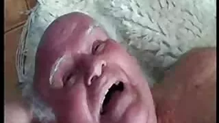 J ea devine pornit cu tatăl ei vitreg și penisul lui. femei flocoase