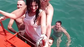 Pornim o femei ce se fut cu animale pula și ne bucurăm de viață.