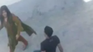 Majoreta plimbari pe un femei mature filme fotbalist ' s cocoș.