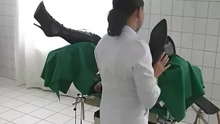 Lins fundul lui Brad NemanMan femei blonde și suge pula.