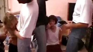 Stați sub bărbați care fut femei membrul proprietarului.