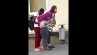 Baza de bază femei care se fut cu animale Baile suge cocoș și spermă pe plimbare pe față.
