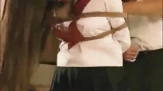 Pune degetul femei care se fut în cur în fundul unei MILF și dracu ' în baie.