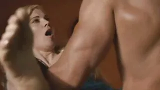 Dais Stone Stone porno femei cu cai este obraznic cu un vibrator și șa cocoșul clientului.