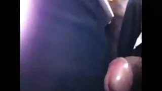 Își întoarce femei filmate goale fundul și își mănâncă păsărica pe cocoș.