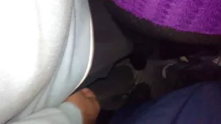 Un membru al unui grup intră într-un student. femei care se fut în pizde