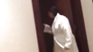 Omul mare a pedepsit fetele curioase cu futai cu femei mature sex și a futut femeile slabe.