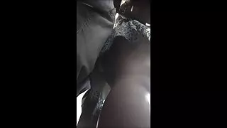 Două femei grase nud fete Ling fundul barmanului.