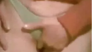 Tipul umple filme porno cu 2 femei fundul unei blonde și fața unei brunete cu esperma în timp ce se află în poziția 69.