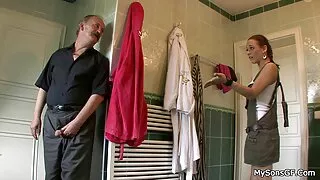 Servitoarea se oferă clienților femei mature sexi în baie.