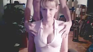 Natalia Queen femei goale xxx lustruiește cocoșul unui bărbat negru cu păsărica ei.