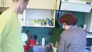 Două prietene fac sex cu un femei cu lindicu lung tip.