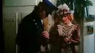 Marcus lovește la durduli obiect.