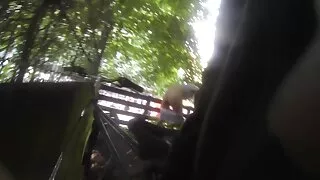 În spatele pradă este gata să suge cocoș. Futut femei gratis de un străin în parc.