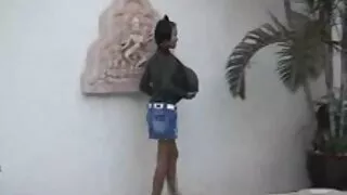 Tânără brunetă cu o păsărică filme porno cu femei batrane drăguță. Dracului pe canapea.