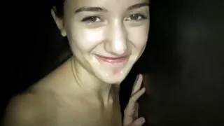 O femei grase bune de pula tânără femeie neagră fute un tip alb pe pat, uitându-se la tot ce se află pe cameră.