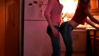 Aria porno cu cele mai frumoase femei Banks se fute pe masa de clătite.