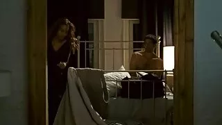O grămadă de lesbiene care fac sex în grup lângă femei futute piscină.