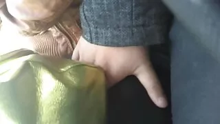 Călărește un cocoș femei care se freaca în timp ce te odihnești.