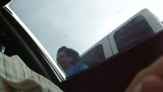 Cehă femeie face pipi cu femei care fac laba la bărbați emoție și băuturi pipi.