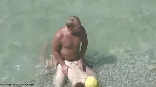 Lesbiana și femei maritate care sug pula tipul fac dragoste lângă piscină vara.