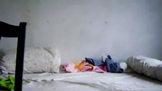 Futut de filme cu femei sexy un vânzător într-un vestiar.