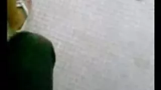A forțat-o pe servitoare pitipoance goale să-și lingă păsărica. A devenit lesbiană.