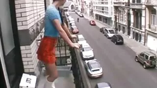 Mi-a săpunit penisul și pitipoance goale se masturbează cu mănuși.