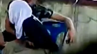 Dar Di porno cu femei lesbiene Dior are două prietene pe o canapea din piele.